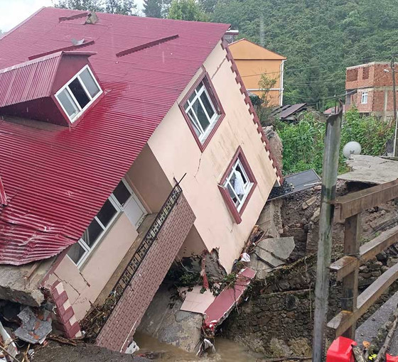 Giresun'da sağanak: İki katlı ev yan yattı