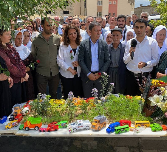 Suruç Katliamı'nda ölen 33 kişi mezarları başında anıldı: 'Hiçbir düş yarım kalmayacak'