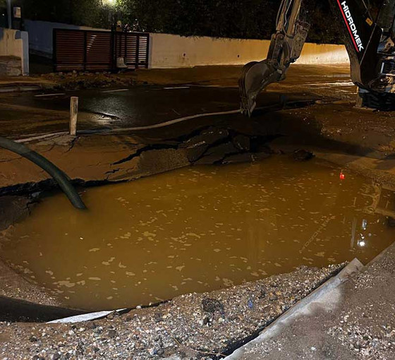 Bodrum’da iki günde üçüncü kez ana su isale hattında patlama yaşandı: Yol çöktü