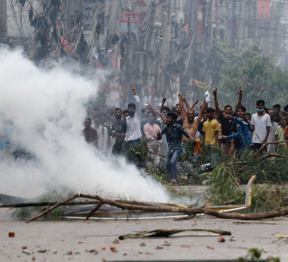 Bangladeş'te eylemciler, mahkeme kararını uygulaması için hükümete 48 saat süre verdi