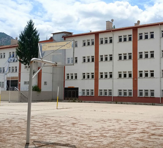 Deprem riski nedeniyle boşaltılan Amasya Anadolu Lisesi kaderine terk edildi