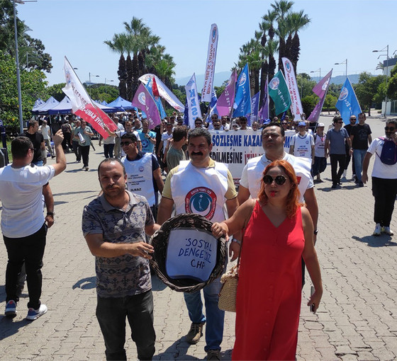 İzmir Büyükşehir’de TİS krizi büyüyor: CHP binasına yürüyen memurlar il başkanını yuhaladı