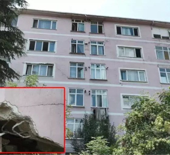 Bahçelievler'de yüzlerce kişinin oturduğu sitenin cephesinde çatlak, zemininde boşluk oluştu
