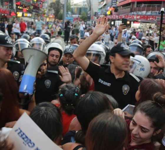 Hayvan hakları eyleminde 4 gözaltı
