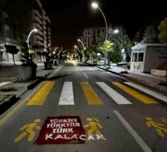 Van'da Kürtçe uyarı yazısını silip ırkçı yazılar yazdılar