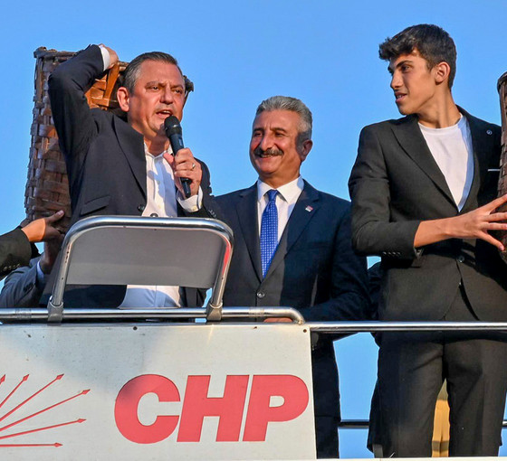 Özgür Özel 'küfeyi' sırtına aldı: 'Getir sandığı, biz taşıyacağız'