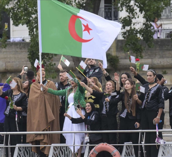 Olimpiyat Oyunları: Cezayir kafilesi Paris'te katledilenleri Sen Nehri'ne gül atarak andı