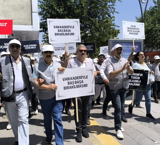 Van'da çözülemeyen uçak sorunu yürüyüşle protesto edildi: 'Van kaderine terk edilmemeli'