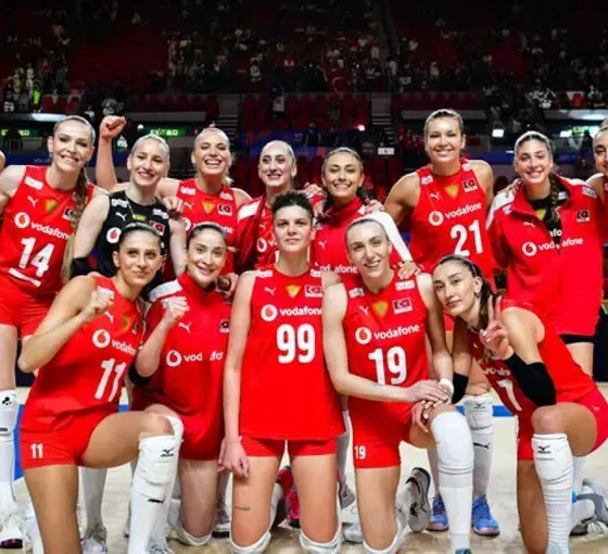 Kadın voleybol takımı olimpiyatlara galibiyetle başladı: 2-0'dan maçı çevirdiler
