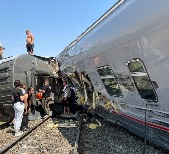 Rusya'da yolcu treni kamyona çarparak raydan çıktı, 140 yolcu yaralandı