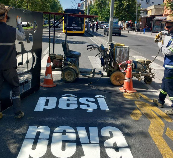 Batman'da Kürtçe trafik uyarı yazıları yeniden yazıldı