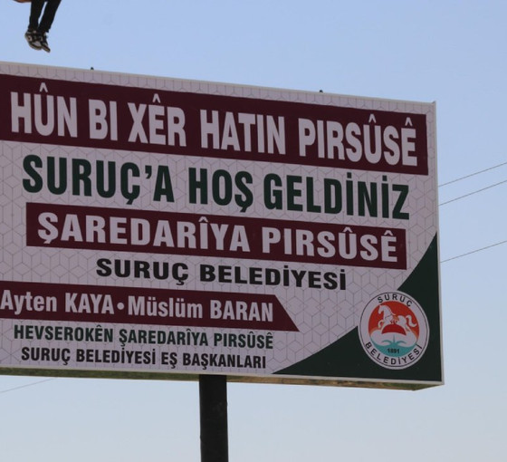 Suruç Belediyesi, ilçe girişine Kürtçe ve Türkçe tabela astı: 'Çok dilli yaşamdan taviz vermeyeceğiz'