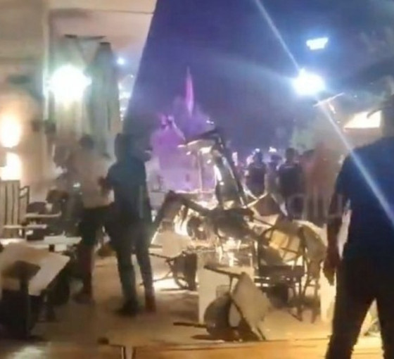 HÜDA PAR’lı bir grup Starbucks’a saldırdı