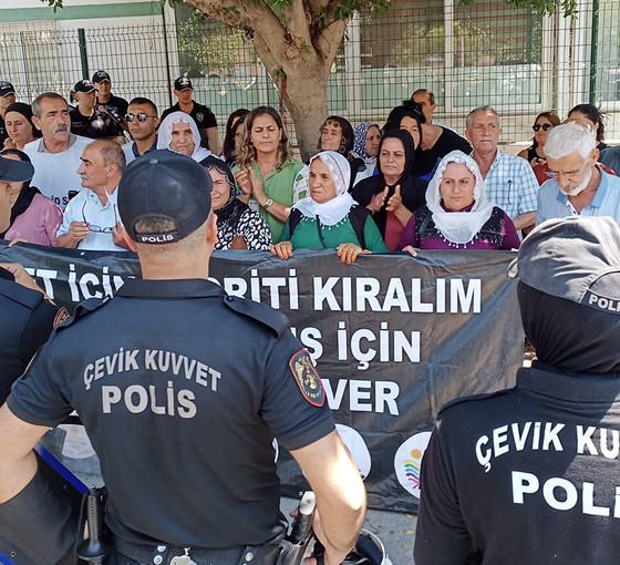 Adana'da tecrit protestosuna polis ablukası: 'İktidar çözümsüzlükte ısrar ediyor'