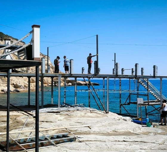 Akdeniz fokların yaşam alanındaki kaçak iskele sökülüyor