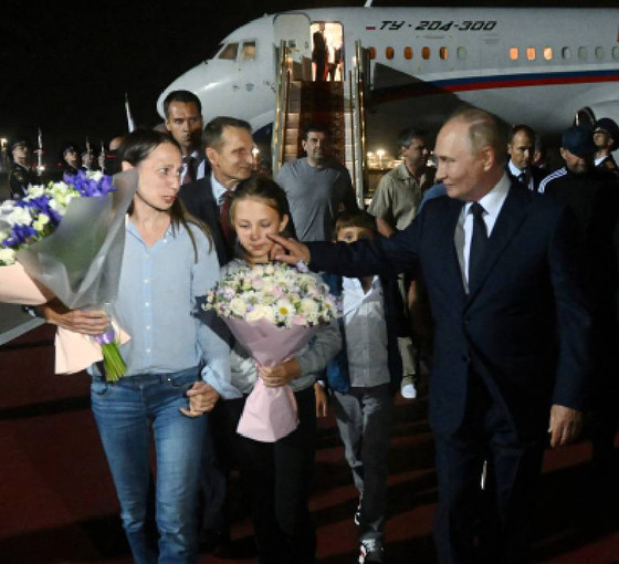 Büyük esir takası: Casus çiftin çocukları Rus olduklarını uçakta öğrendi, havaalanında Putin'i görünce 'Bu kim' diye sordu
