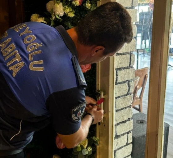 Kadın müşterilerin saldırıya uğradığı işletme mühürlendi: İki kişi tutuklandı