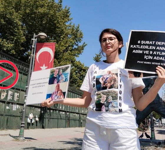 Depremzede Döne Kaya'nın adalet nöbeti 15. haftasında: 'Japonya'da 53 bin insan ölecek mi?'