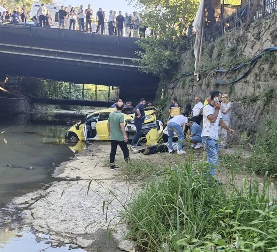 Hafriyat kamyonun çarptığı taksi dereye uçtu