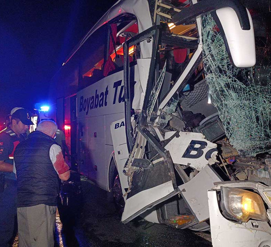 Düzce'de yolcu otobüsü, tıra çarptı: 25 yaralı