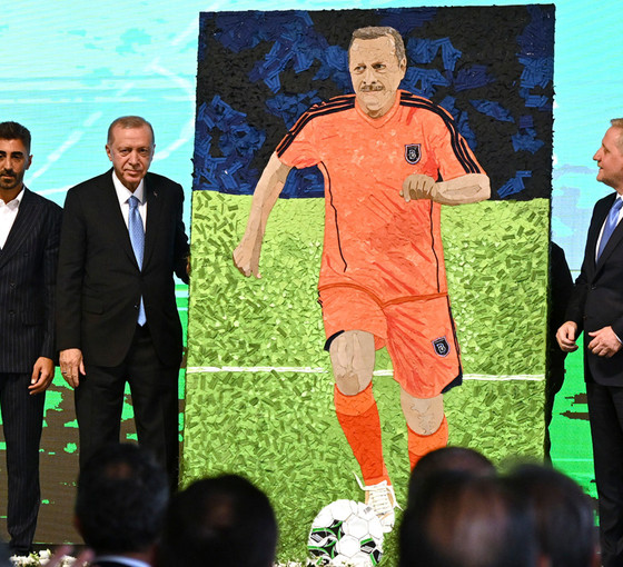 Erdoğan: Futbola ideolojinin girmesi sporun ruhuna zarar verir