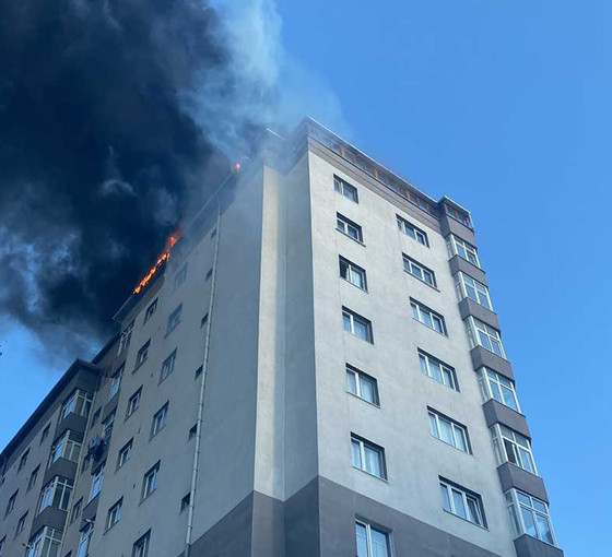 Kağıthane'de 13 katlı binanın çatısında yangın