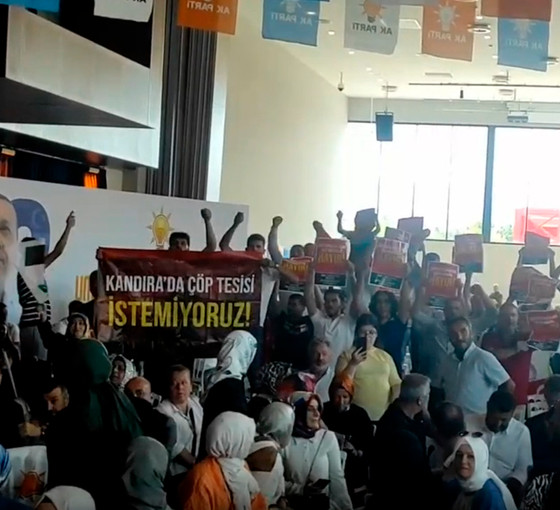 Bakan Kurum'a AKP toplantısında protesto