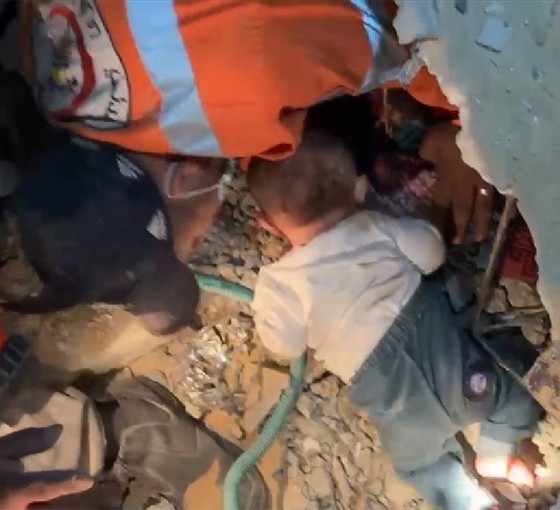 İsrail'in Gazze'de vurduğu evin enkazından bir bebek saatler sonra sağ çıkarıldı