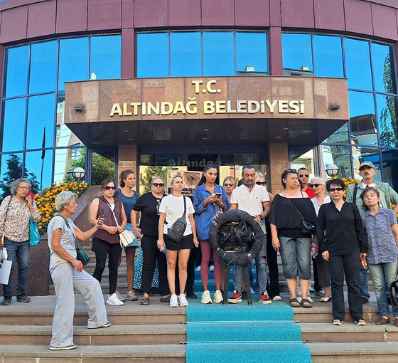 Hayvan hakları savunucuları, Altındağ Belediyesi'ne siyah çelenk bıraktı