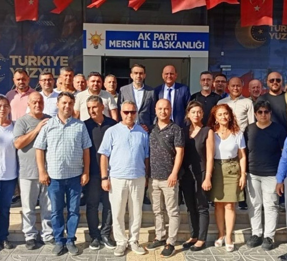 Tarsus Milli Eğitim Müdürü ilk iş AKP il başkanını ziyaret etti: Okul müdürleriyle AKP binası önünde poz verdi