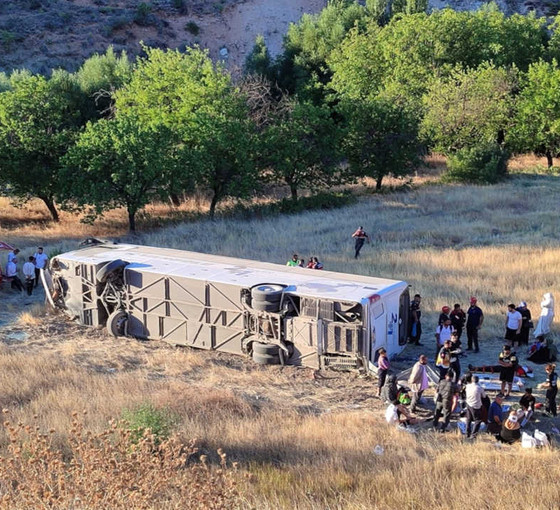 Malatya'da yolcu otobüsü devrildi, 22 kişi yaralandı