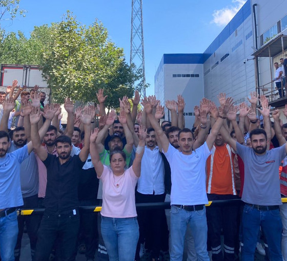 Direnişteki CarrefourSa işçileri taleplerinin kabul edilmesini bekliyor