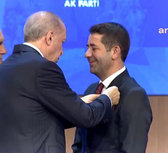 Erdoğan rozetlerini taktı: İki milletvekili, 13 belediye başkanı AKP'ye geçti