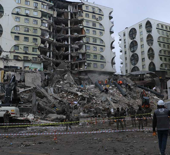 Depremde yıkılan Galeria Sitesi'nin tutuklu müteahhidi öldü