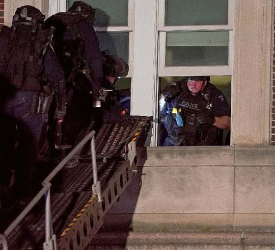 ABD kampüslerinde Gazze isyanı: Öğrencileri polisin önüne atmasına rağmen baskıdan kurtulamayan Columbia Rektörü istifa etti
