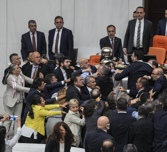 AKP'liler Ahmet Şık'a saldırdı, milletvekilleri tepki gösterdi: 'AKP faşizminin sergilediği son performans'