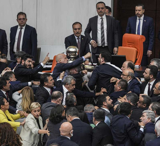 Meclis'te Can Atalay oturumu: AKP'liler Şık'a saldırdı, Koçyiğit'in kaşı yarıldı