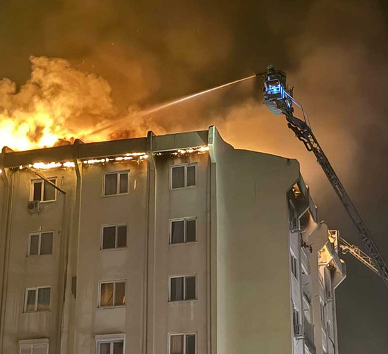 İzmir'deki orman yangını TOKİ'ye sıçradı, binanın çatısı alev aldı