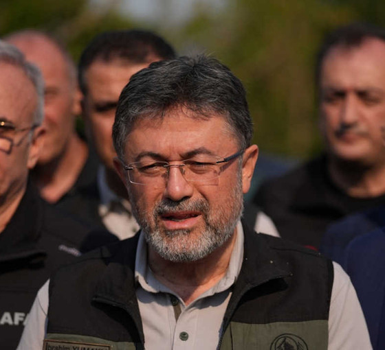 Bakan Yumaklı: Devam eden 6 orman yangını var, İzmir'i terk edecek bir durum yok