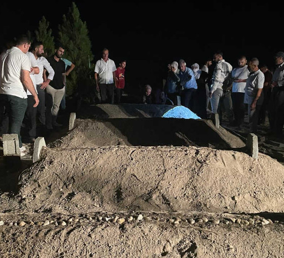 Kızlarının düğününe giderken trafik kazasında ölen dört kişi Diyarbakır'da yan yana defnedildi