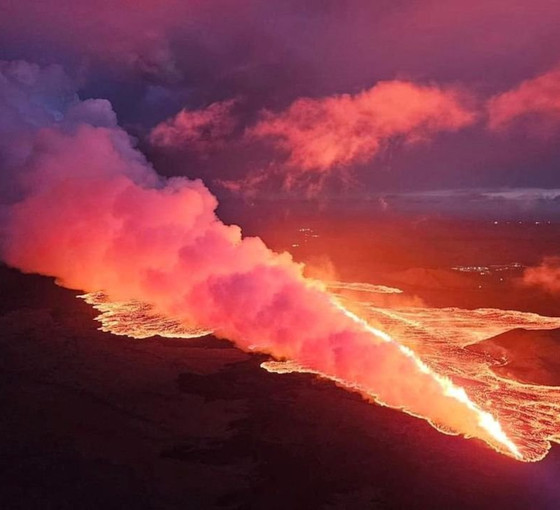 İzlanda'da volkan patlaması: 3.9 kilometre uzunluğunda yarık açıldı