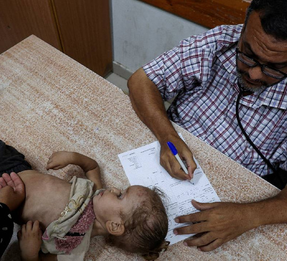 Gazze'de sokaklara akan lağım birikintilerden çocuklar su içiyor: 10 aylık bir bebek çocuk felcine yakalandı