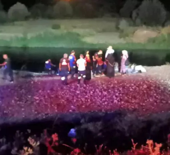 Baraj kapakları açılınca Dicle'nin seviyesi yükseldi, Diyarbakır'da dokuz kişilik aile adacıkta mahsur kaldı