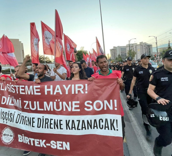 Akcanlar Tekstil işçileri dokuz gündür direnişte: Eylemler işverene ait otelin önünde sürecek