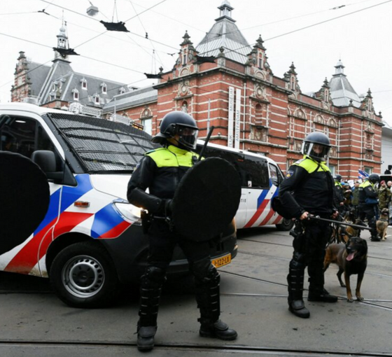 Hollanda'da polis greve gitti, Feyenord-Ajax derbisi ertelendi
