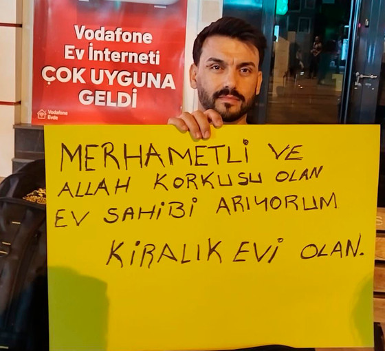 Ev bulamayınca eyleme başladı: 'Merhametli ev sahibi arıyorum'
