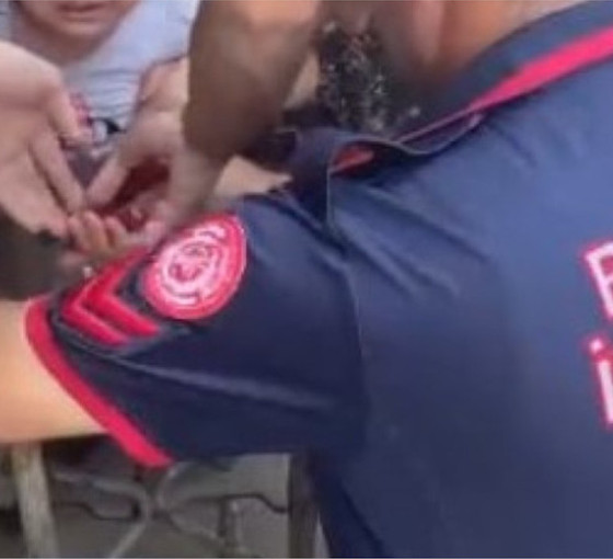 Batman'da 2 yaşındaki çocuk düdüklü tencereye sıkıştı, itfaiyeciler yarım saatte kurtarabildi