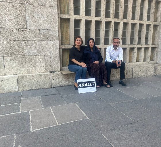 Emine Şenyaşar Meclis önündeki eylemini sürdürüyor: Erdoğan ile görüşene kadar buradayım