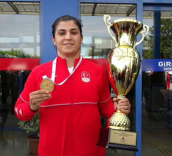 Şampiyon boksör Busenaz Sürmeneli’ye trafikte tokat atan kişi tutuklandı
