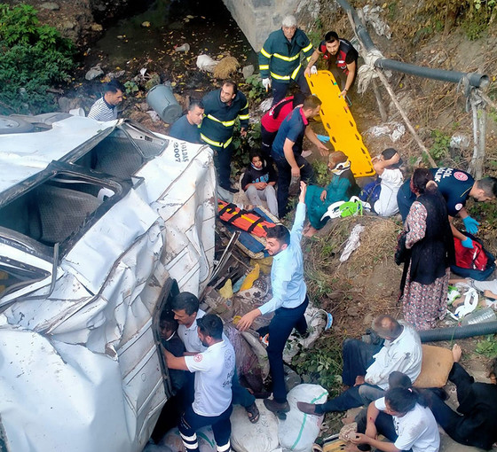 Beş yaşında çocuk ölmüş, 25 kişi yaralanmıştı: Mevsimlik tarım işçilerini taşıyan 17 kişilik minibüse 26 kişi binmiş